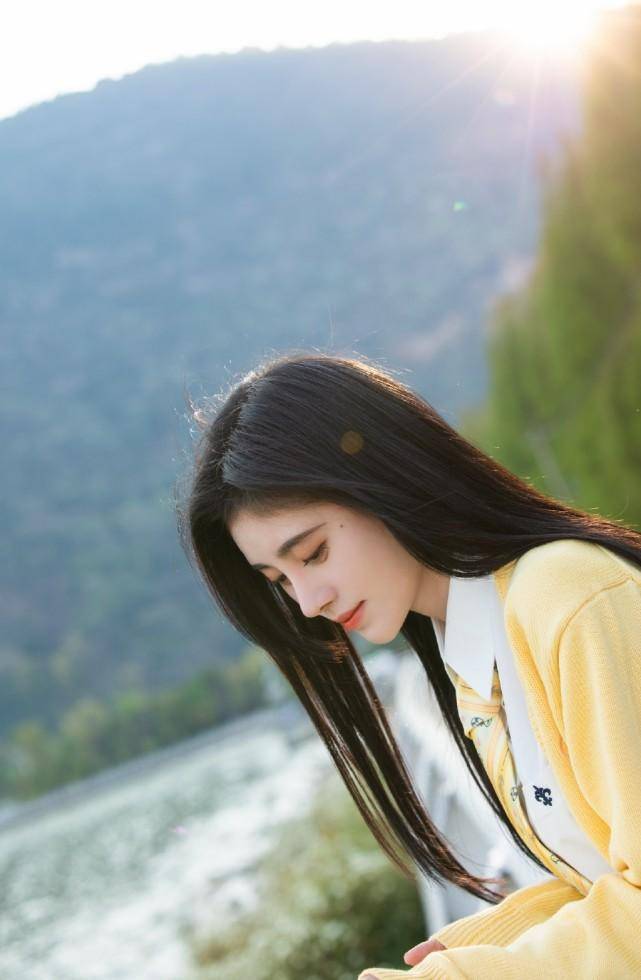 鞠婧祎穿时尚露腰装,与高颜值女助理同框,被吐槽没助理好看_头发_网友