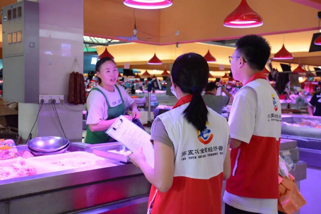 在半仙山村辖区内,连日来可看到身穿"五经普"马甲,佩戴试点普查员证