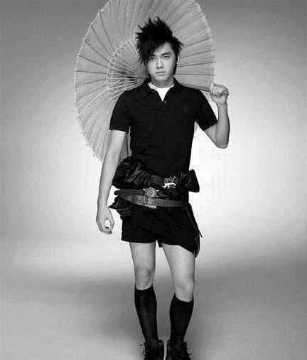 李易峰的旧照片都是非主流风格,虽然现在已经成功脱非,但是同学录还是