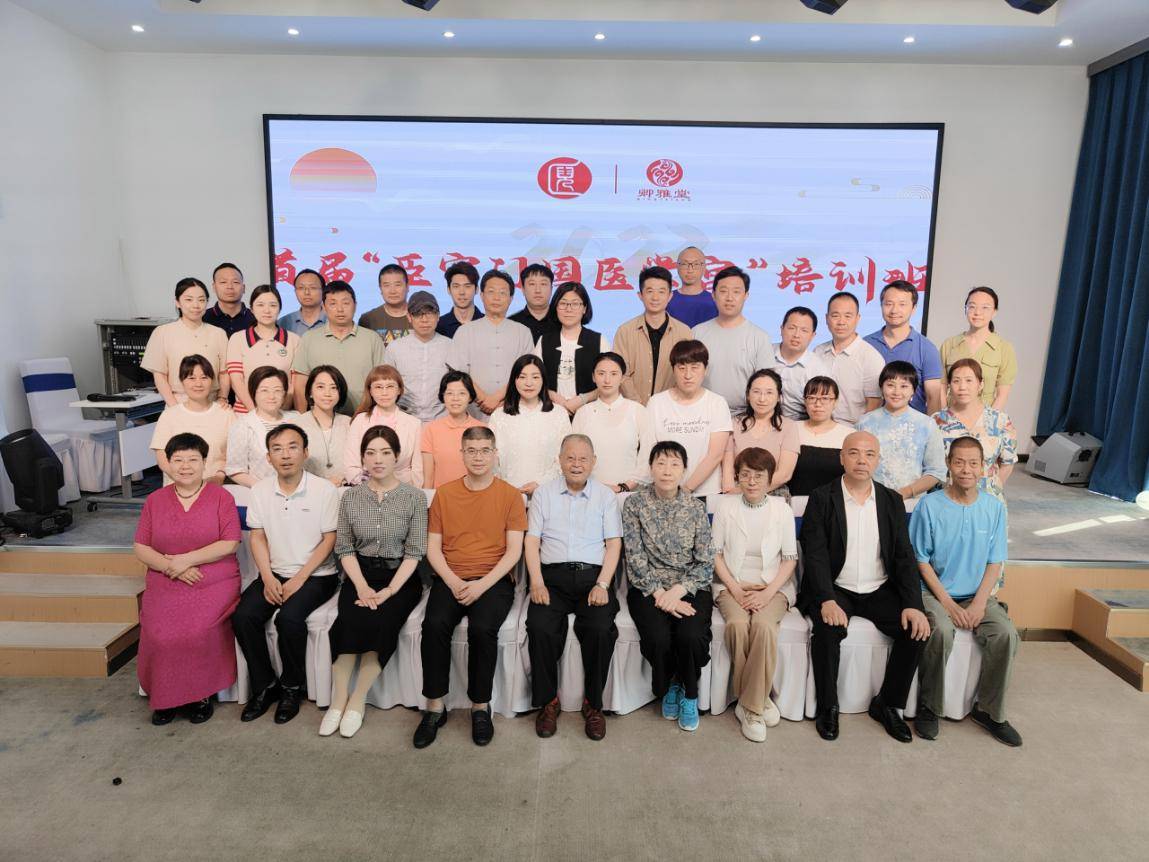 徐荣谦教授携"臣字门"学术流派第七代传人,儿科主任中医师刘南萍女士