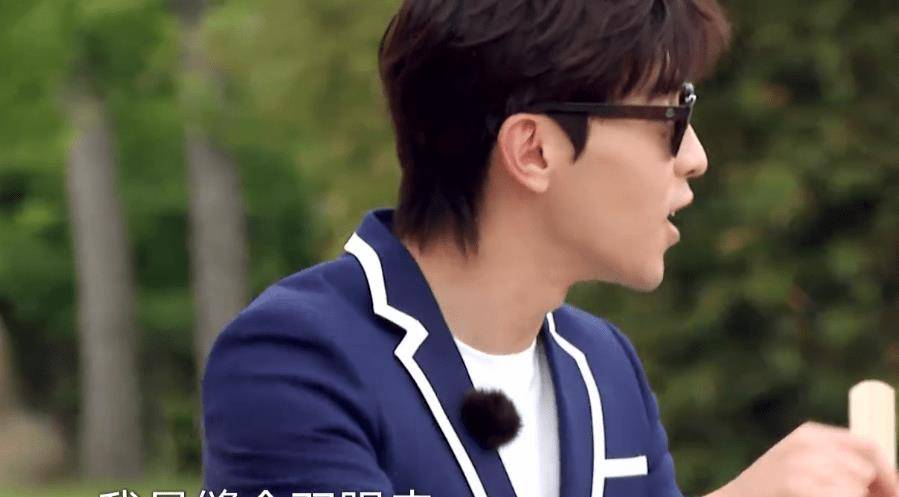 明星自曝童年糗事,邓伦左眼开过刀,张彬彬儿时竟然炸过粑粑_眼睛_因为