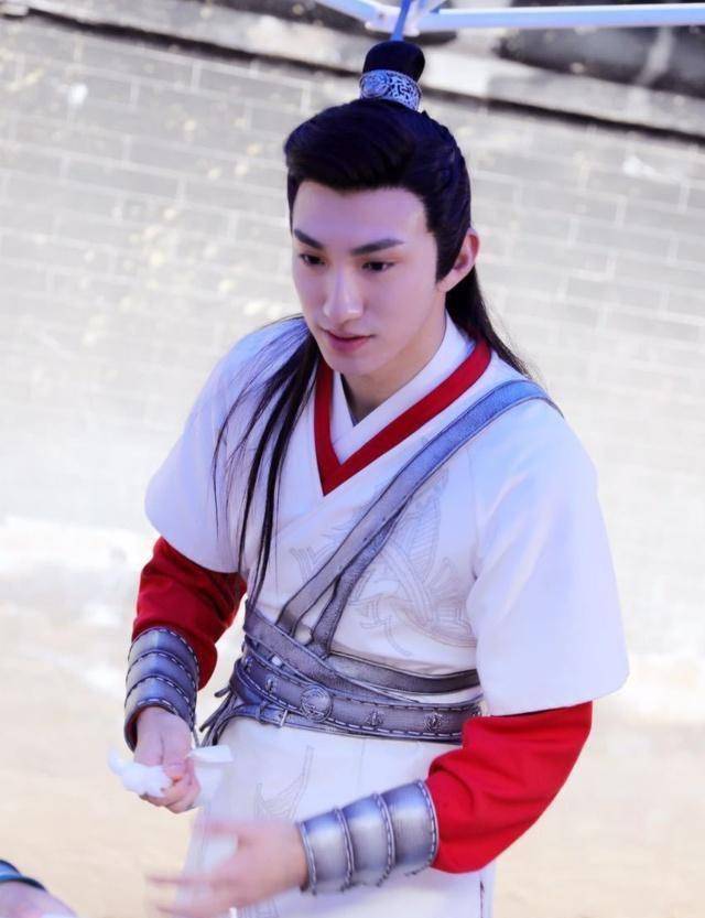 这位被称为国产崔始源的混血肌肉帅哥:演反派也舔屏_王鹏轩_角色_气质