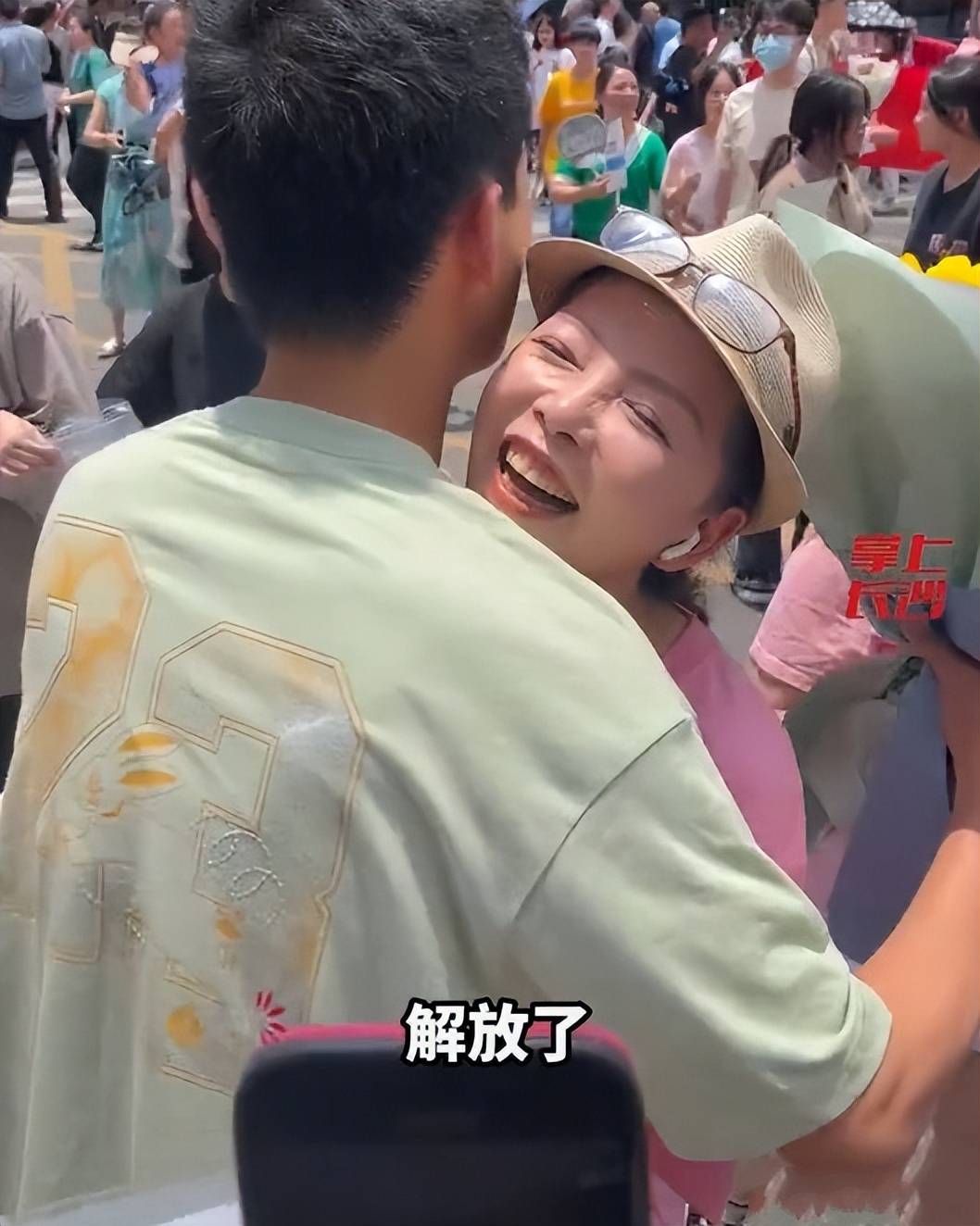 很多网友看到仇晓的儿子也是大吃一惊,感觉好像仇晓才刚刚结婚,孩子