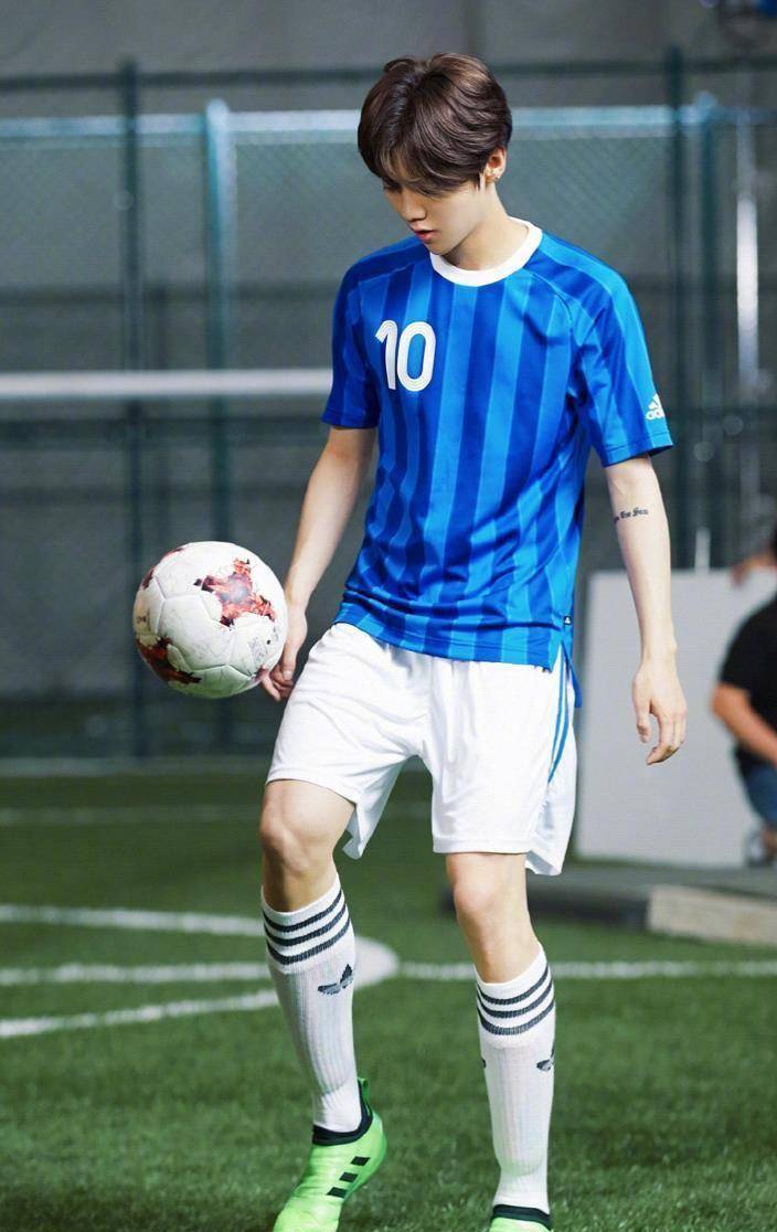 鹿晗解说2场世界杯引热议,粉丝:他捐足球场,凭什么不配?