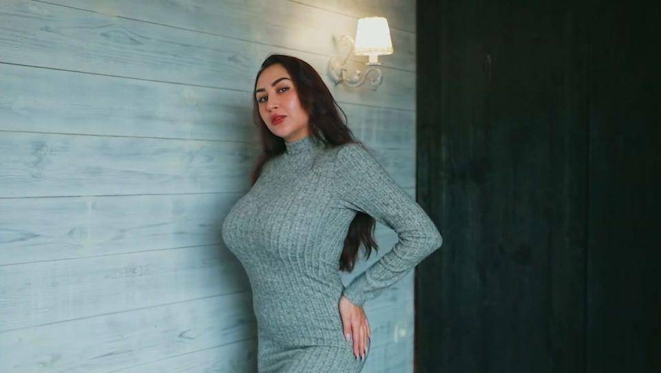 两名戴着牙套的意大利模特在斗兽场外拍照被网友怒斥