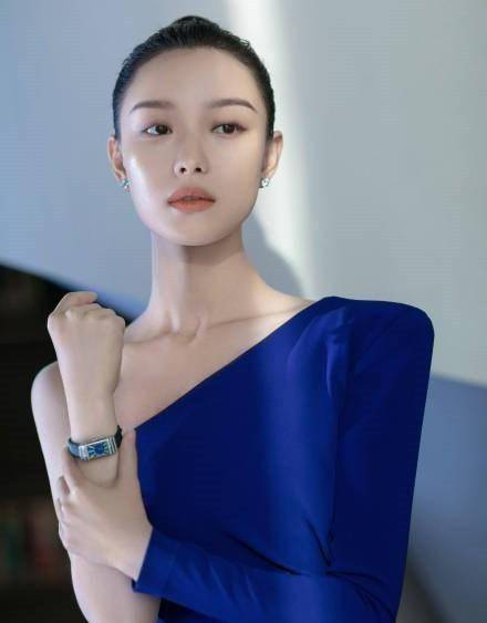 倪妮红毯造型让人惊艳,高梳发髻搭配蓝色斜肩长裙,精致线条显现_运动