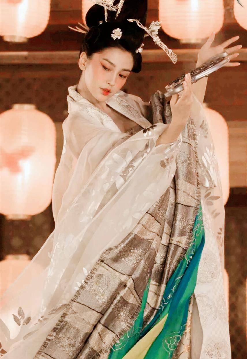 徐克说要找一个大美女演花魁,于是就有了惊为天人的"银睿姬"!