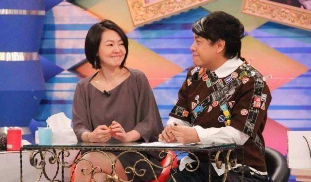 小s和蔡康永是黄金搭档,时代机遇和巧合,小s总是游刃有余,不是过分