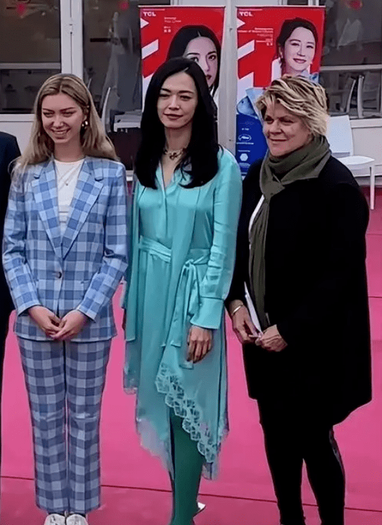 姚晨彻底接受自己的年龄,穿绿色丝袜搭配贵妇连衣裙秒变女子!