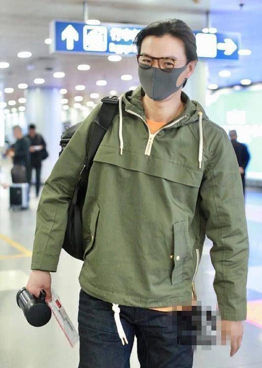 当时的周一围穿着一件军绿色的连帽卫衣,搭配黑色的裤子,脚踏白色的