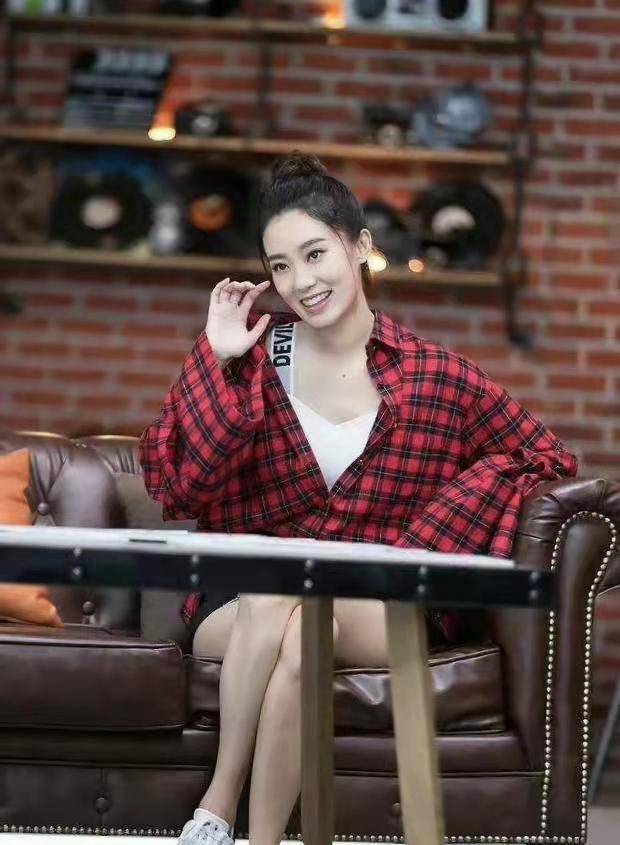 张小斐又上热搜,穿深v礼服大秀完美身材,和杨幂袁姗是同学_舞台