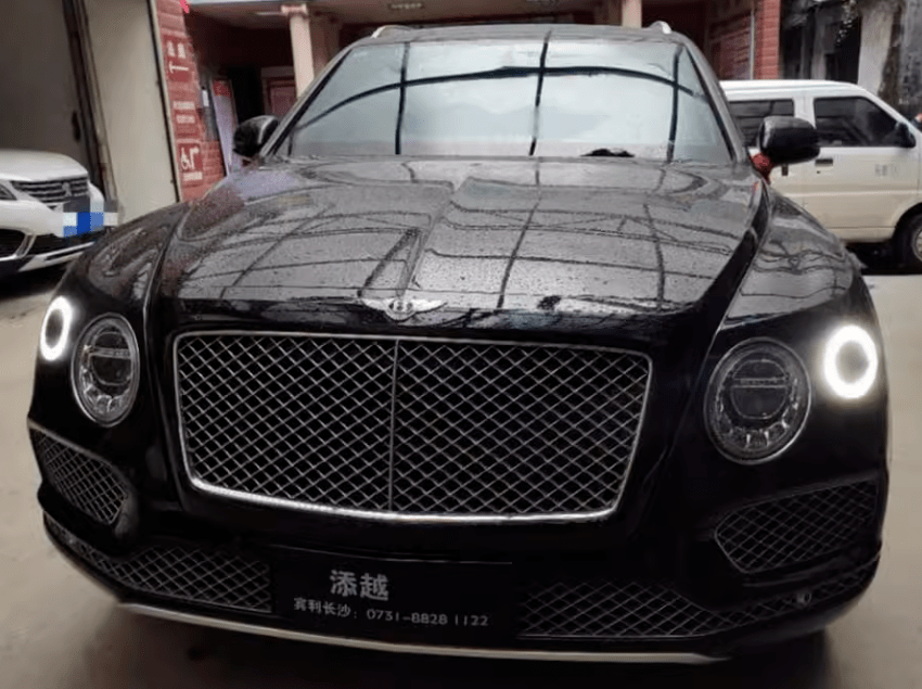 广西壮族自治区梧州市一辆无牌的宾利添越牌小型轿车将以128万起拍