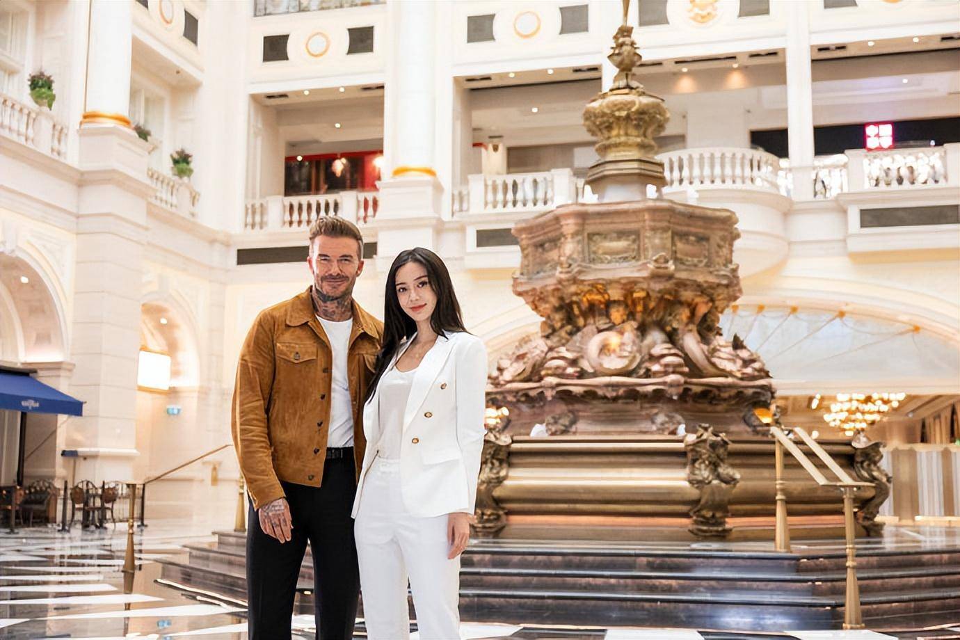 同性恋富婆携妻儿澳门度假住明星酒店,娇妻戴珍珠项链耳坠吸睛_何太