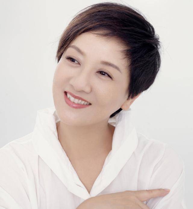 邓婕在娱乐圈中也称得上是很有代表性的"短发美人",年轻时候她也是