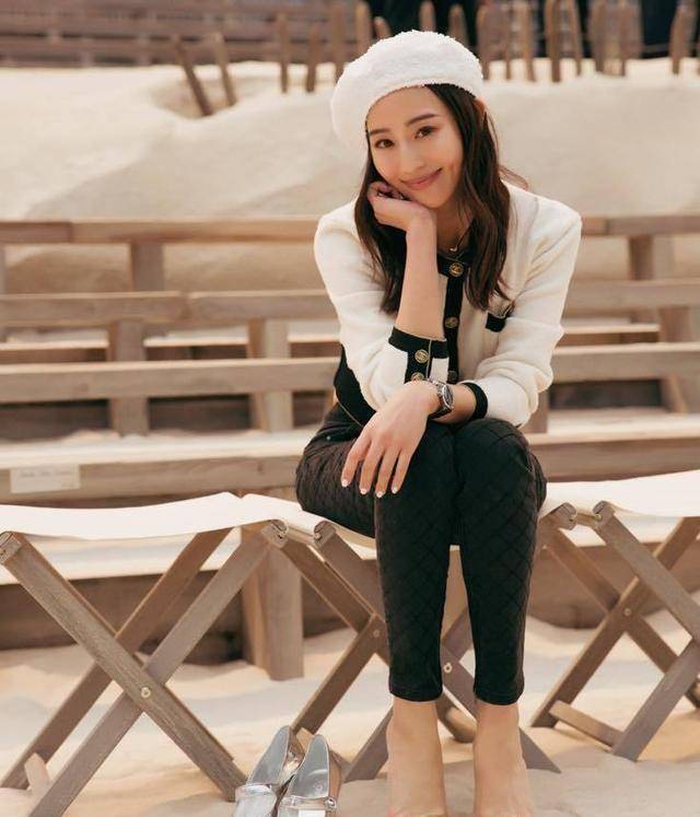 女模赤脚走秀,香奈儿把海滩搬进大皇宫_度假_饰品_配件