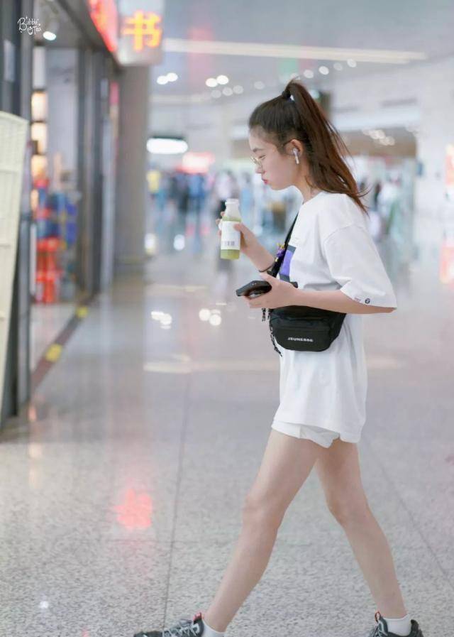 女明星上脚丨杨颖上脚yeezy粉满天星,邓紫棋依旧最爱aj1!