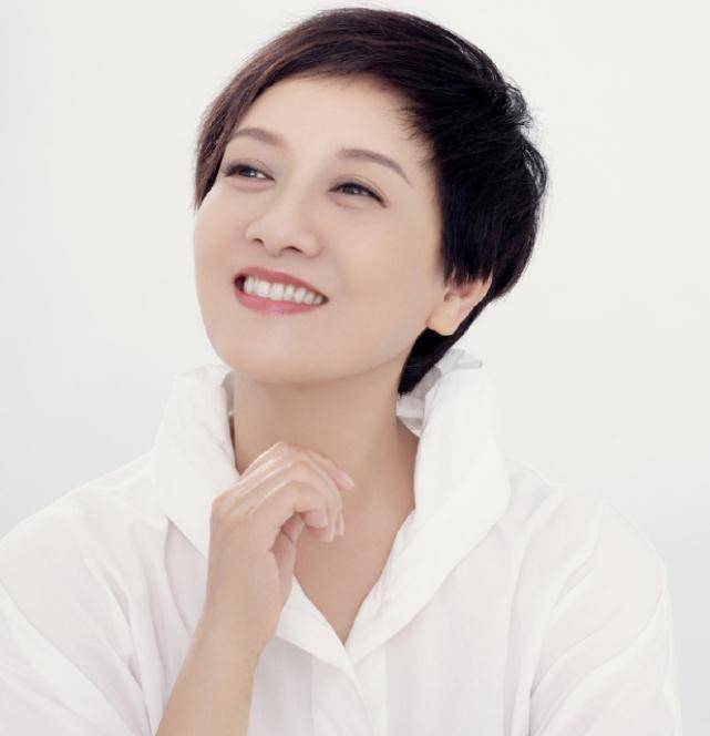 难怪张国立要将自己老婆藏在家,看邓婕久违露面的样子,我秒懂了_女子