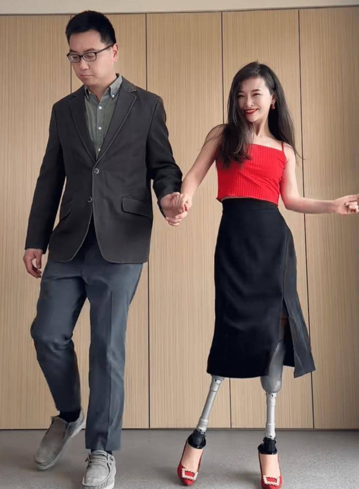 汶川地震中截肢者廖智与帅气老公跳舞,却因穿裙子高跟鞋露假肢引争议