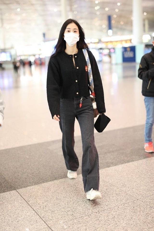 张碧晨虽然瘦气场却挺强,穿一身黑走路都带风,天鹅颈占优势_服装_黑色