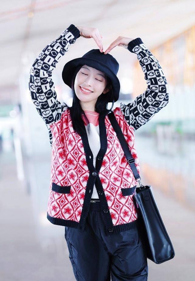 张俪在私下里也是走秀的样子,穿上老花开衫照镜子很时髦很舒服_时尚