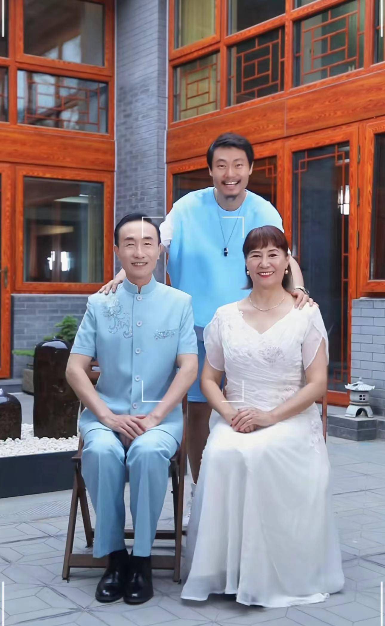 基因强大俩孙女酷似爷爷,四合院豪宅疑上亿_巩天阔_儿子_留胡子