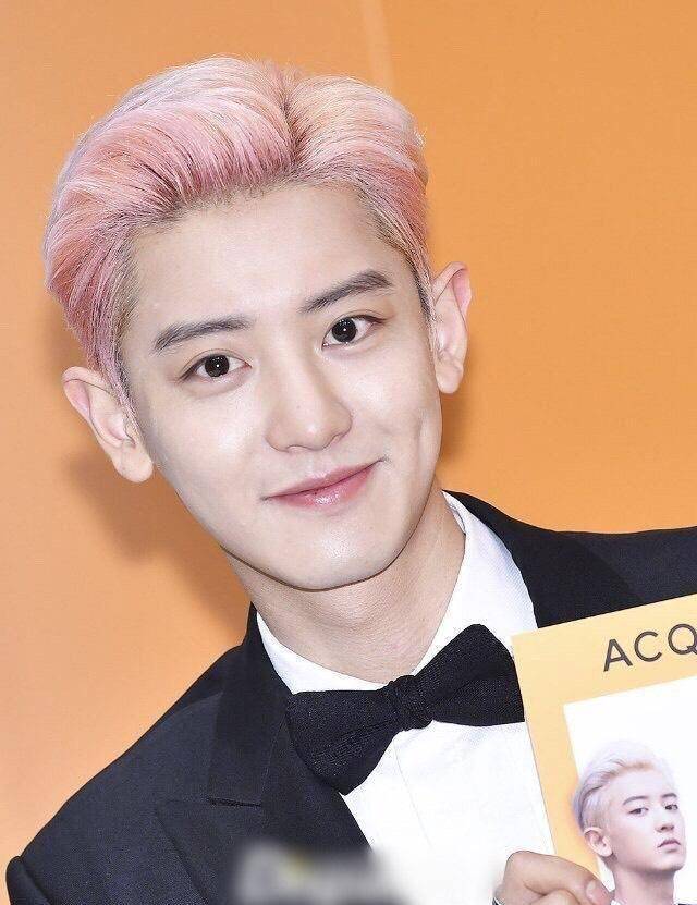 朴灿烈粉色头发搭配黑色西装出镜,萌萌的男孩子穿上西装如此可爱_颜色