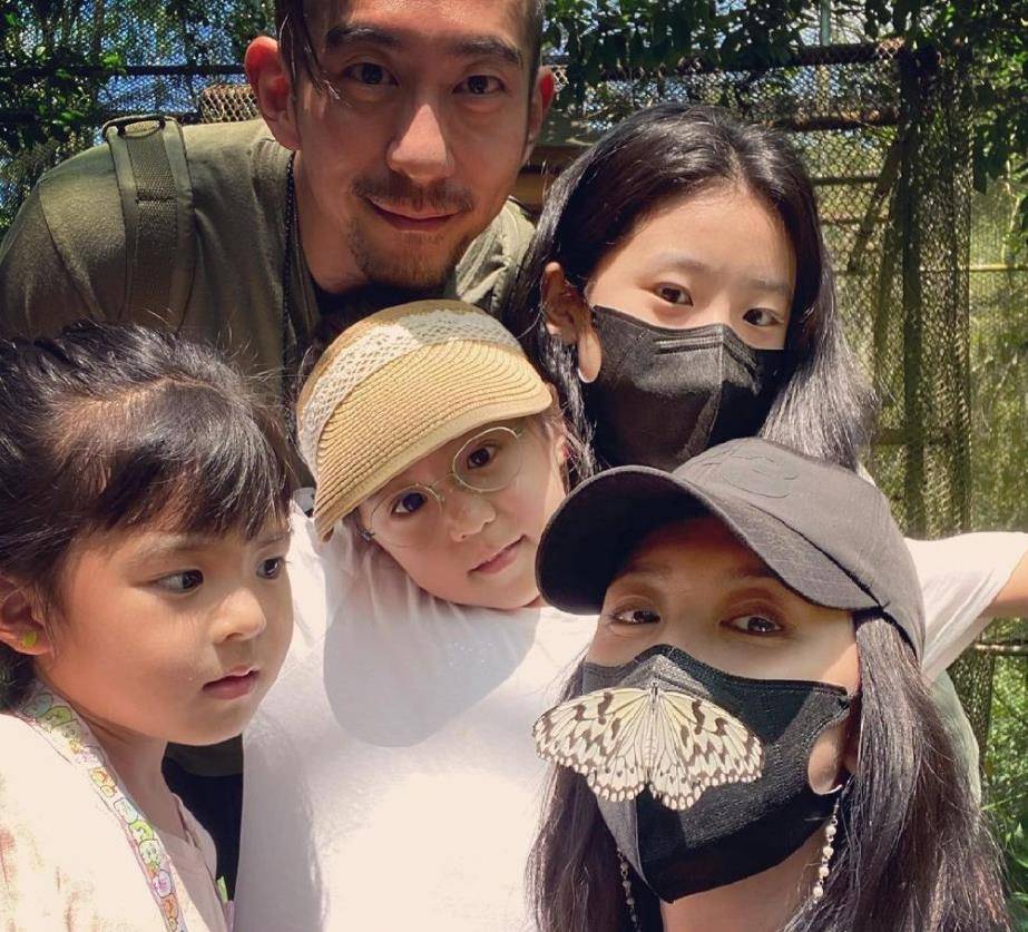 梧桐妹两个妹妹长大了,修思羽近照超可爱,却被咘咘萌化了_贾静雯_眼镜