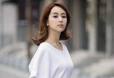 因为有一次参加快本,杨紫和彭于晏一起参加,那一场杨紫一改往日女汉子