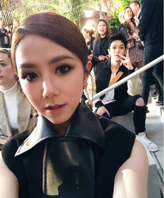 皮裤女孩邓紫棋时尚感超强,和男友在线秀恩爱,原来二人早已交往_mark