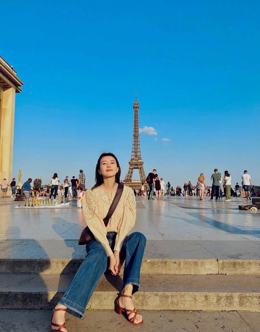 高圆圆在活动现场被拍到,浓妆艳抹红唇大变,孙俪一袭红裙,都市女人!