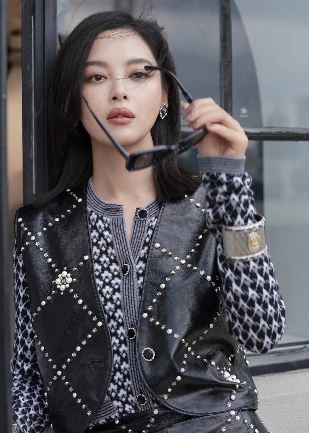 女星辛芷蕾现身婚礼,男粉丝争相合影,穿着高奢却秒变一米五_新娘_兄弟