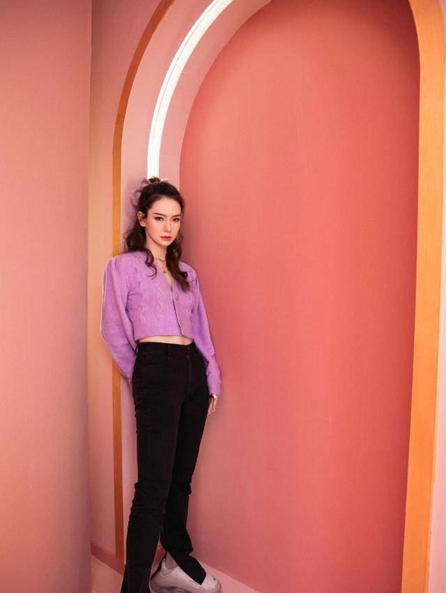 戚薇真是时尚教主,穿蕾丝连衣裙配竖条纹长袜,塑造梦幻女郎形象_服装