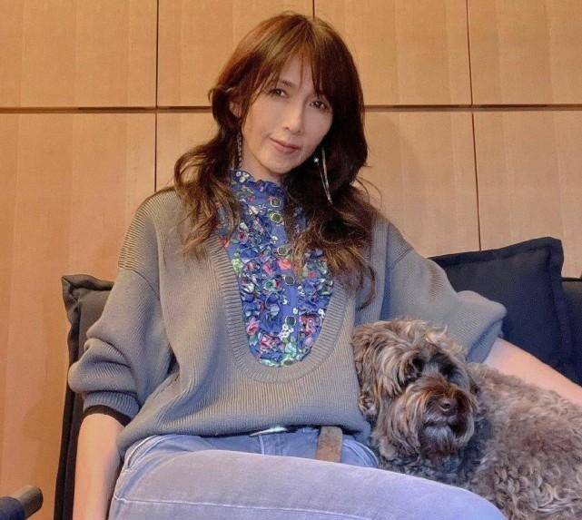 工藤静香52岁枯瘦也惊艳:长裙 牛仔裤不离身,打扮高雅太迷人_时尚