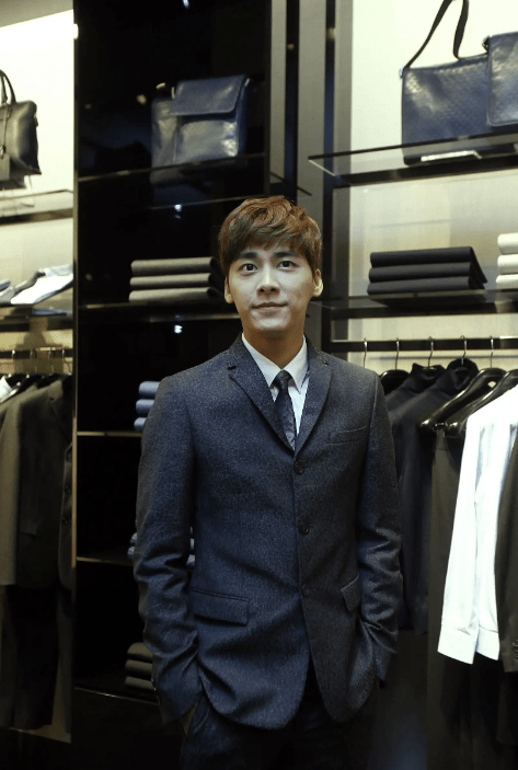 李易峰被抓后,首次透露近况,粉丝已把评论区沦陷_王弢_相关_违法