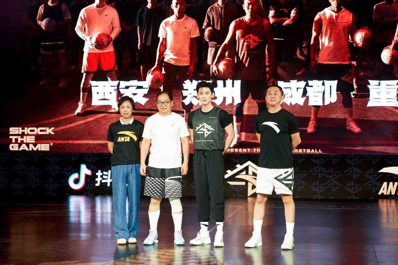 安踏专业运动群ceo徐阳先生,安踏品牌全球代言人白敬亭,安踏篮球品类