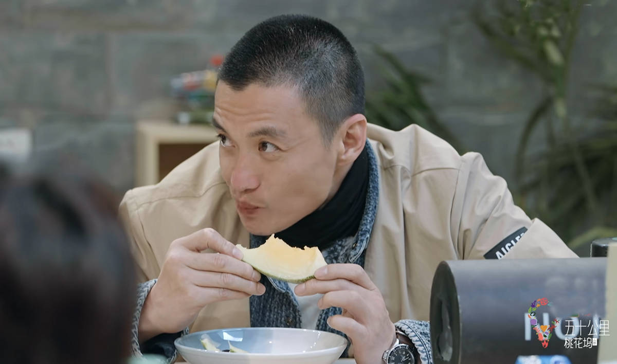 敖瑞鹏成了家里的"摇钱树",非常卖力气,前脚在鱼塘里各种捞鱼,后脚就