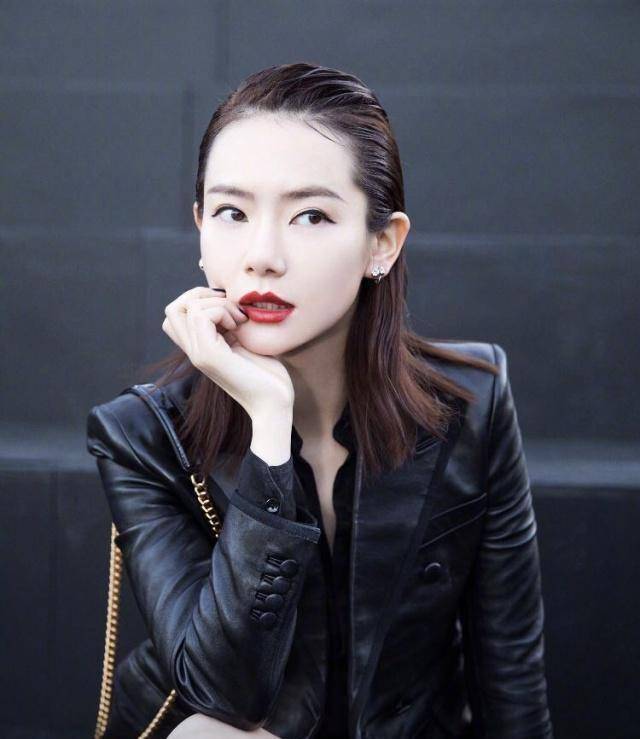 戚薇穿"泳衣内搭"现身机场,与老公甜蜜依偎,网友:我酸了!