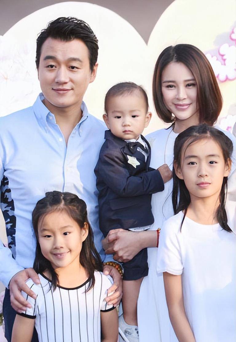 佟大为儿子董璇女儿牵手走t台!穿这么好看的嘻哈风_西装_风格_造型