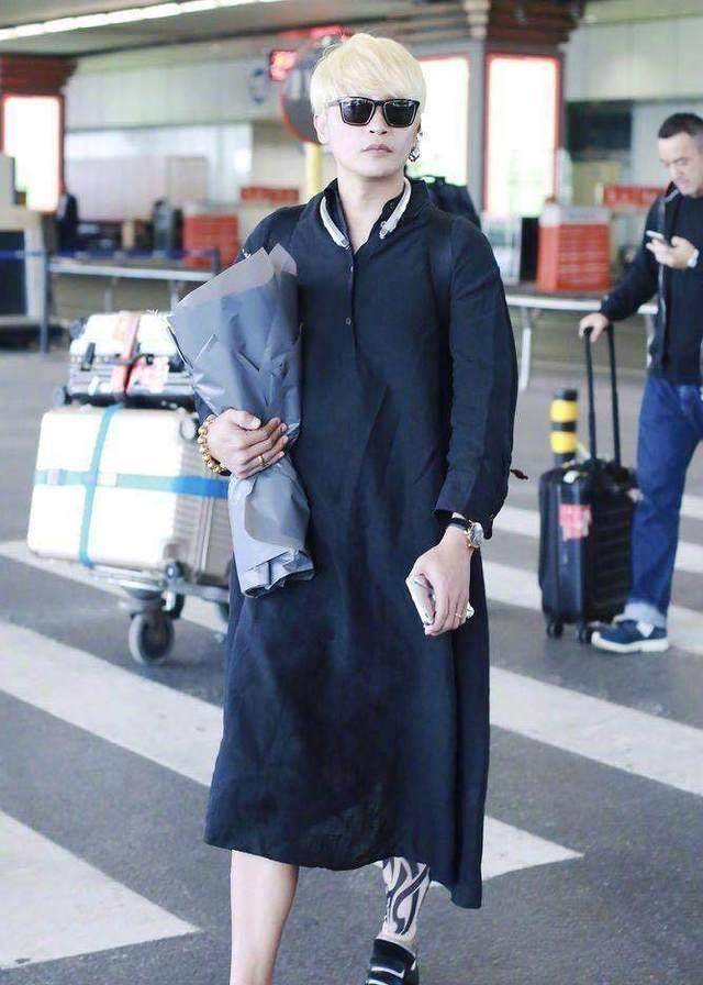 前夫哥雷佳音出街这也太"时尚"了吧,修图的网友忙坏了_袜子_胡子_拖鞋