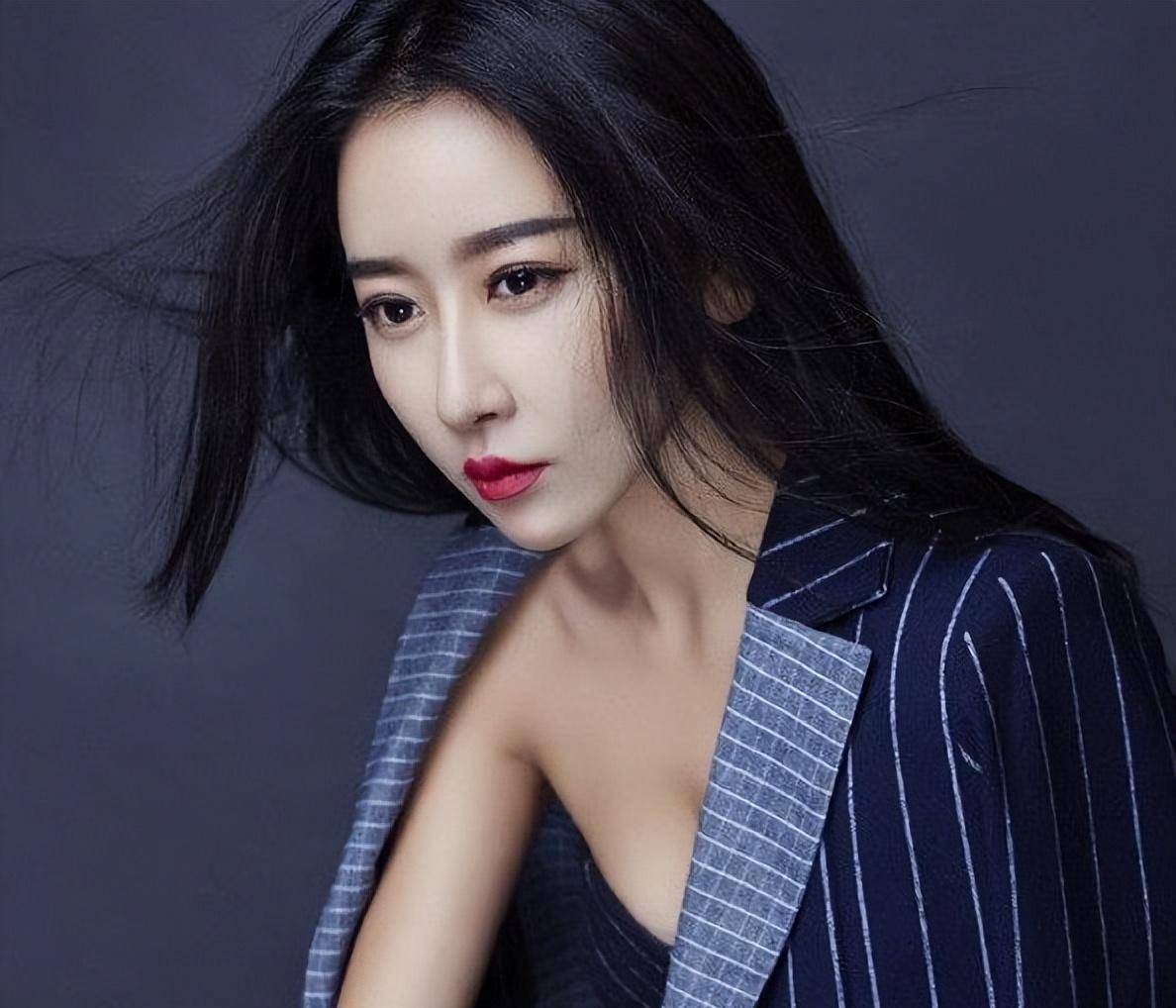 女星月入30万惹争议,被港交所谴责履历造假,或与神秘老公有关_毛俊杰