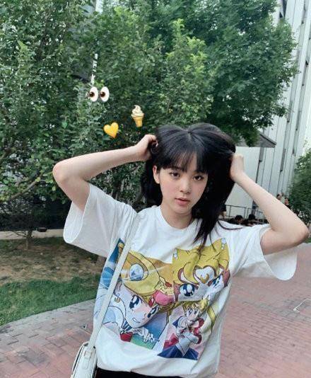 欧阳娜娜穿美少女战士t,撞衫27岁娜扎,完全看不出8岁年龄差_感觉_显得