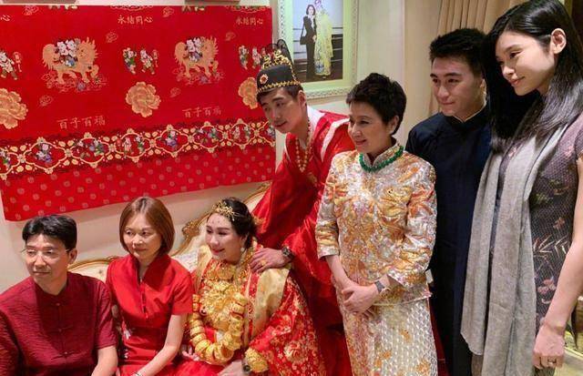 漂亮女儿常上娱乐版头条,她坐拥500亿资产,比女明星