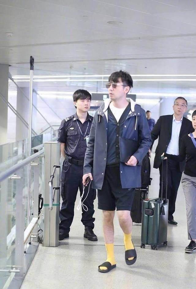 前夫哥雷佳音出街这也太"时尚"了吧,修图的网友忙坏了_袜子_胡子_拖鞋