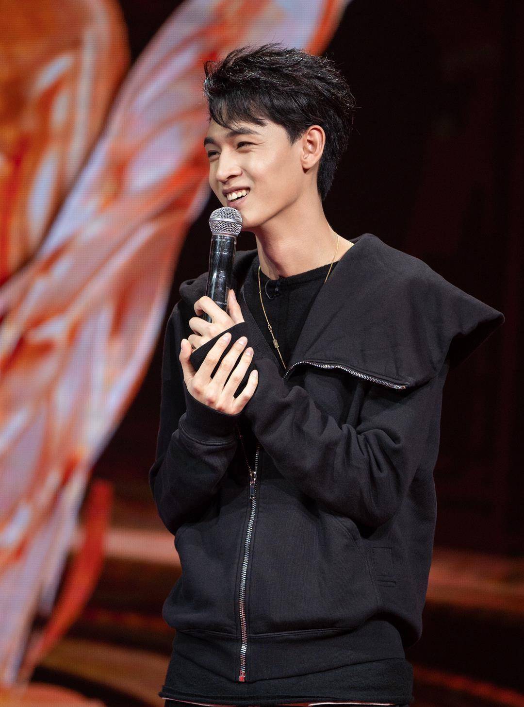 秦霄贤加盟欢乐喜剧人,德云社没人了吗?力捧他是因为外貌还是实力?