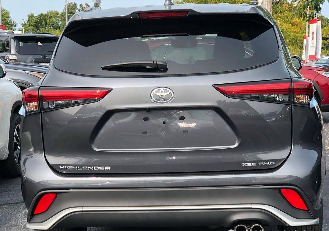 全新丰田汉兰达xse实拍,前脸像灭霸,采用很个性化的设计_搜狐汽车