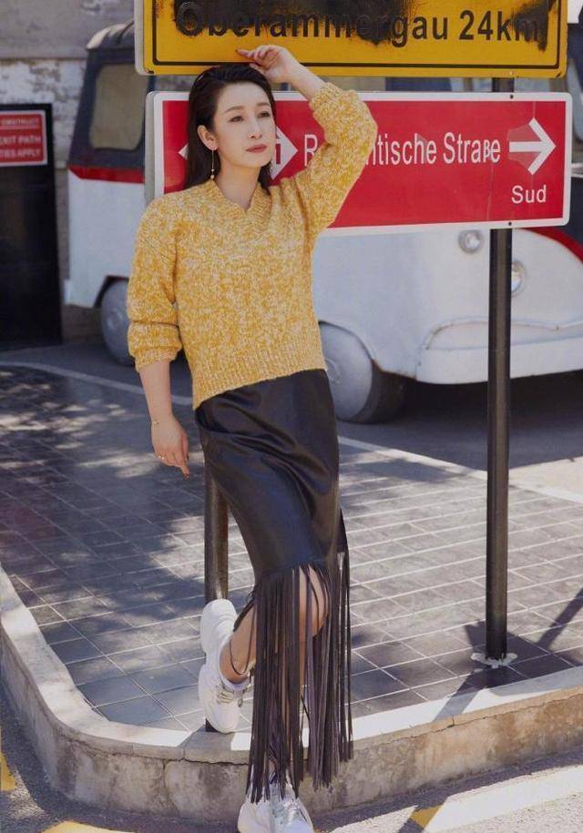 秦海璐不在意自己多大,穿针织衫扎马尾,在王新军面前仍像小姑娘_版型