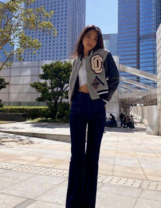 任晴佳的造型分析↓拼色棒球外套彰显青春活力棒球外套流行了很久