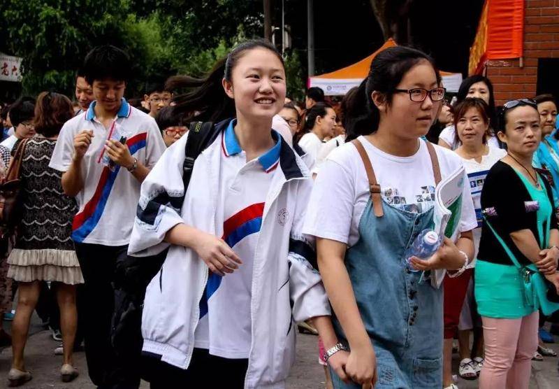 原创            高考后饭菜的反差让人猝不及防，一夜之间，不少学生从太子变乞丐-高考前后的伙食对比图