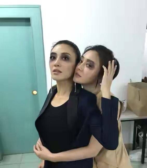 秦岚被应采儿带沟里,好好的淑女,穿衣时髦却无厘头扮"熊猫女"_气质_一