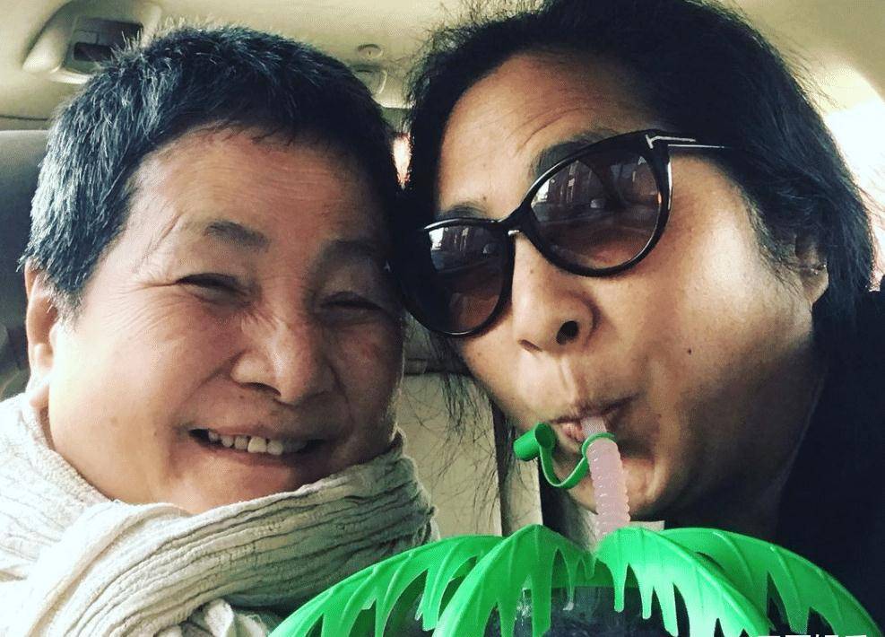 郑佩佩女儿宣布一家回国外定居!